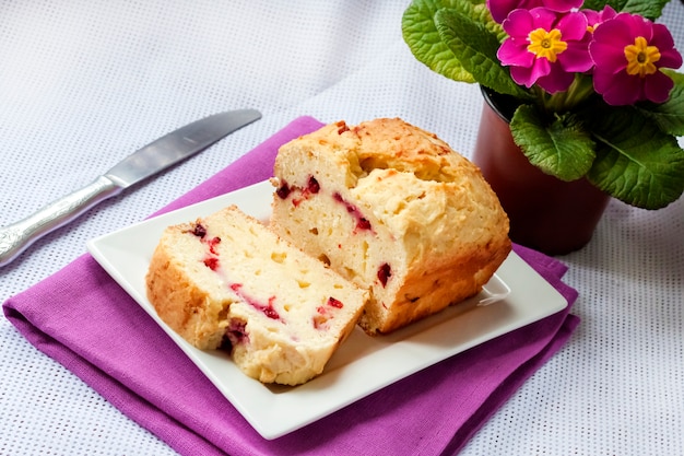 Selbst gemachter Hüttenkäsekuchen mit Kirschen auf einer Platte