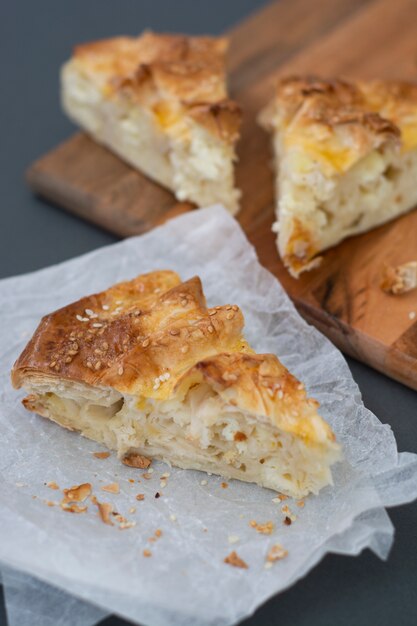 Foto selbst gemachter hüttenkäsekuchen oder -torte mit hefeteig.