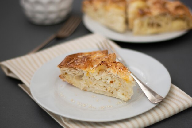 Selbst gemachter Hüttenkäsekuchen oder -torte mit Hefeteig.