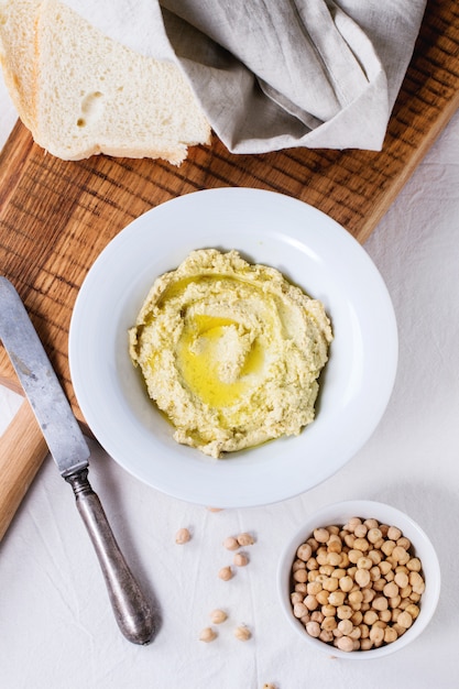 Selbst gemachter Hummus auf einer Platte