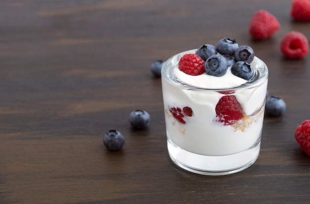 Selbst gemachter Joghurt der gesunden Diät mit Himbeeren. selektiver fokus