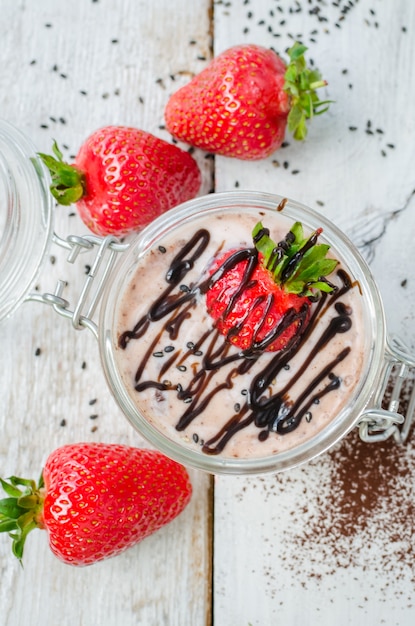 Selbst gemachter Joghurt in einem Glas mit Erdbeere