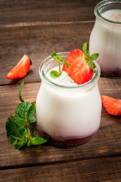 Selbst gemachter Joghurt mit Erdbeeren