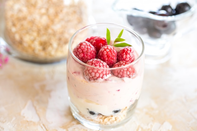 Selbst gemachter Joghurt mit Müsli, Trockenfrüchten und Nüssen bio mit den meisten gesunden Samen.