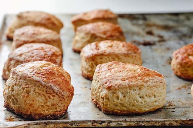 Selbst gemachter Käse rollt auf Backblech