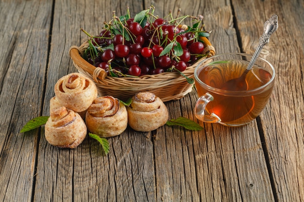 Selbst gemachter Käsekuchen auf einem alten Holztisch