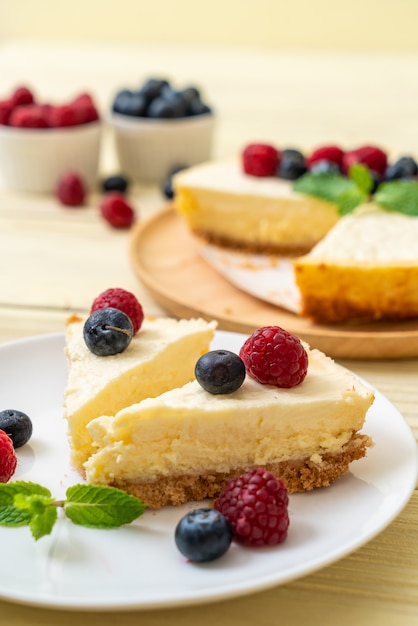 Selbst gemachter Käsekuchen mit Himbeeren und Blaubeeren