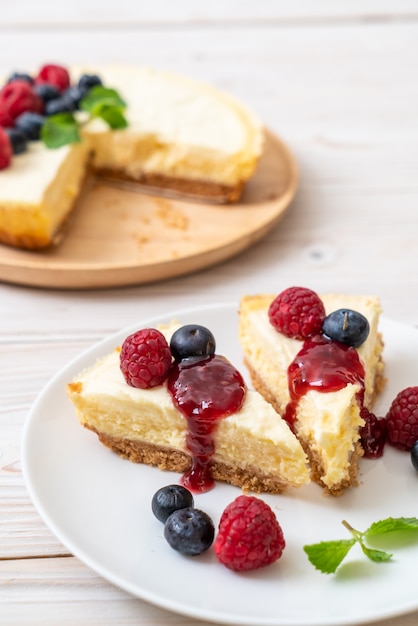 Selbst gemachter Käsekuchen mit Himbeeren und Blaubeeren