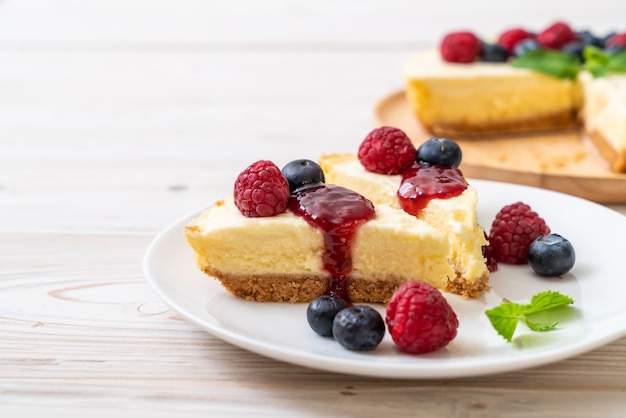 Selbst gemachter Käsekuchen mit Himbeeren und Blaubeeren