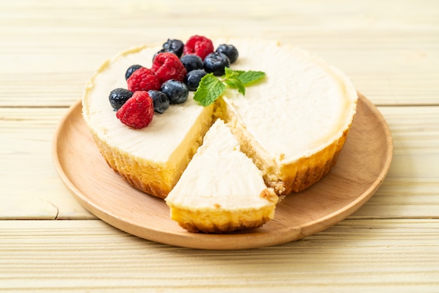 Selbst gemachter Käsekuchen mit Himbeeren und Blaubeeren