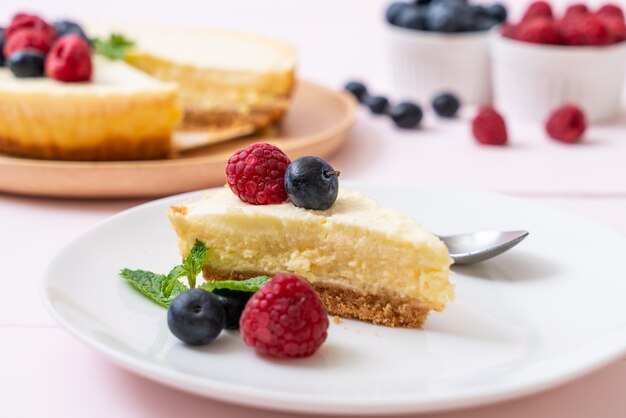 Selbst gemachter Käsekuchen mit Himbeeren und Blaubeeren