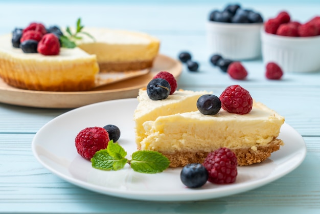 Selbst gemachter Käsekuchen mit Himbeeren und Blaubeeren