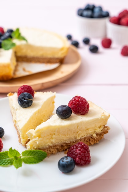 Selbst gemachter Käsekuchen mit Himbeeren und Blaubeeren