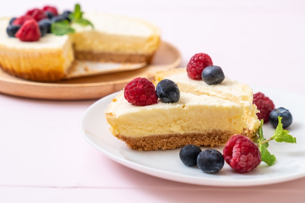 Selbst gemachter Käsekuchen mit Himbeeren und Blaubeeren