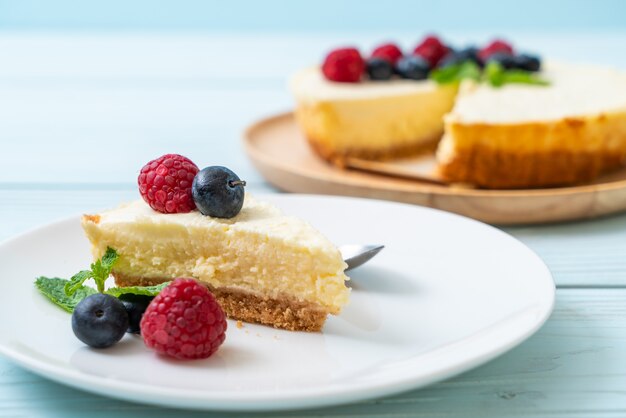 Selbst gemachter Käsekuchen mit Himbeeren und Blaubeeren