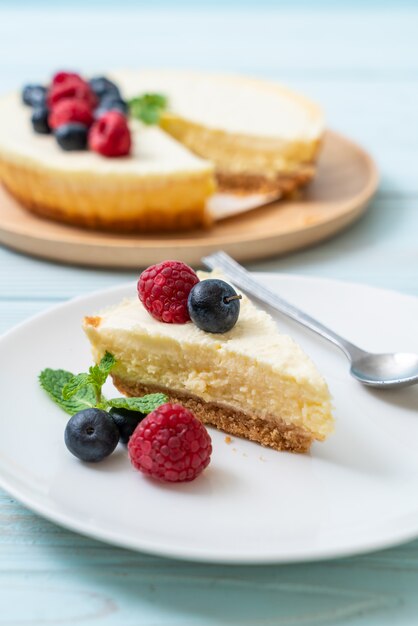 Selbst gemachter Käsekuchen mit Himbeeren und Blaubeeren