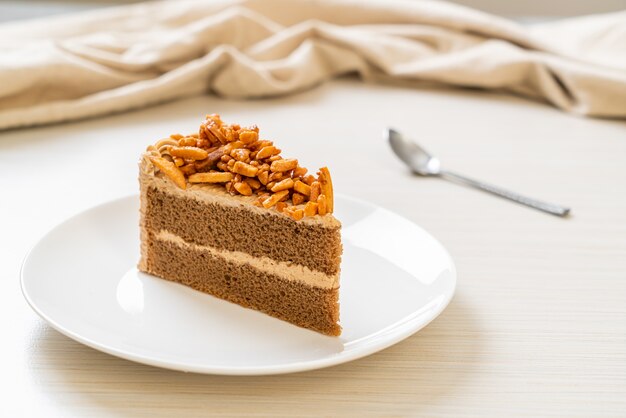 Selbst gemachter Kaffee-Mandel-Kuchen auf weißem Teller