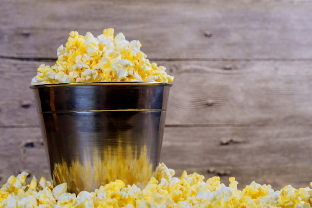 Selbst gemachter Kasten des Popcorns auf hölzernem Hintergrund