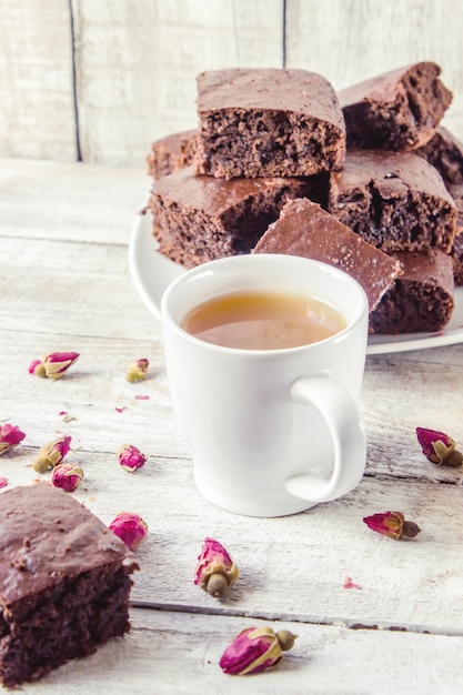 Selbst gemachter Keksschokoladenkuchen mit grünem Cham zum Frühstück. Selektiver Fokus Hölzerner Hintergrund