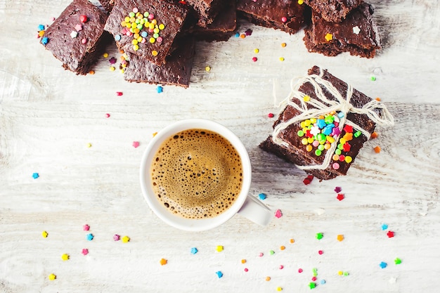 Selbst gemachter Keksschokoladenkuchen mit grünem Cham zum Frühstück. Selektiver Fokus Hölzerner Hintergrund