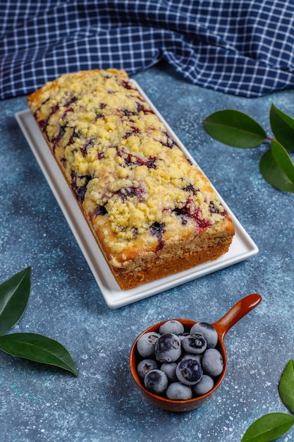 Selbst gemachter köstlicher Heidelbeer-Streuselkuchen mit gefrorenen Blaubeeren, Draufsicht