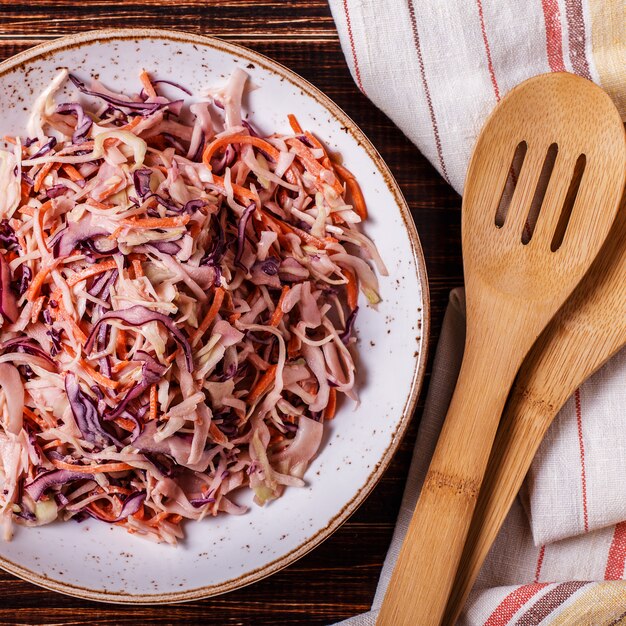 Selbst gemachter Krautsalat auf dunklem Holz.