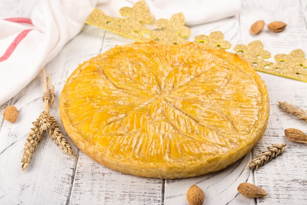 Selbst gemachter Kuchen Galette DES Rois mit handgemachter Königkrone.