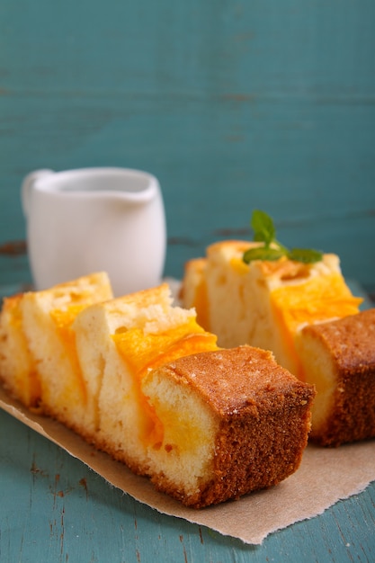 Selbst gemachter Kuchen mit Mango