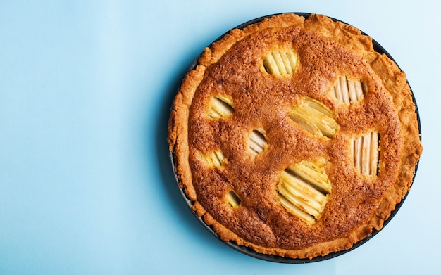 Selbst gemachter Kuchen, Obstkuchen auf einer blauen Oberfläche