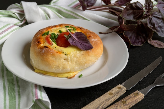 Selbst gemachter Landkuchen mit Käse und Tomaten.