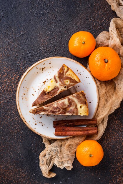 Selbst gemachter Marmorkuchen mit Schokolade und Orange