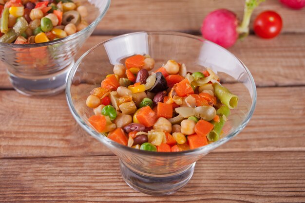 Selbst gemachter mexikanischer Salat in Schüsseln mit Bohnen, Mais, Tomaten, Pfeffer und anderem Gemüse.