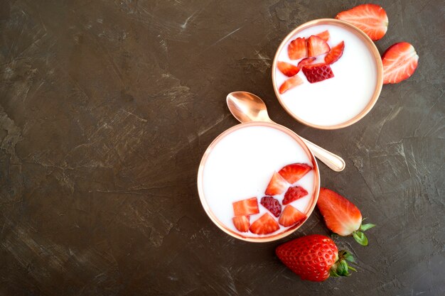 Selbst gemachter Naturjoghurt mit Erdbeeren und Müsli.