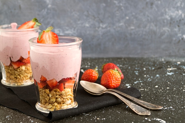 Selbst gemachter Naturjoghurt mit Erdbeeren und Müsli.