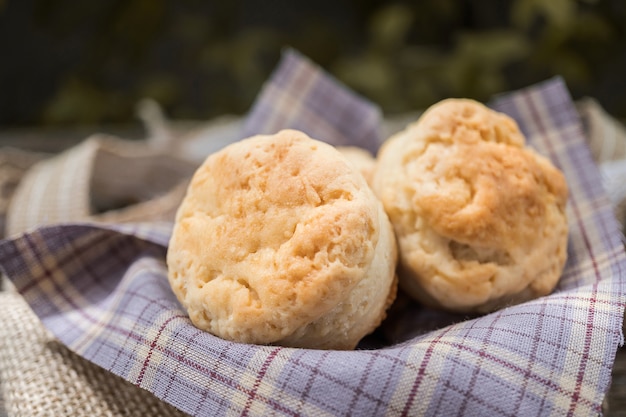 Selbst gemachter neuer klassischer Scone auf hölzernem Hintergrund