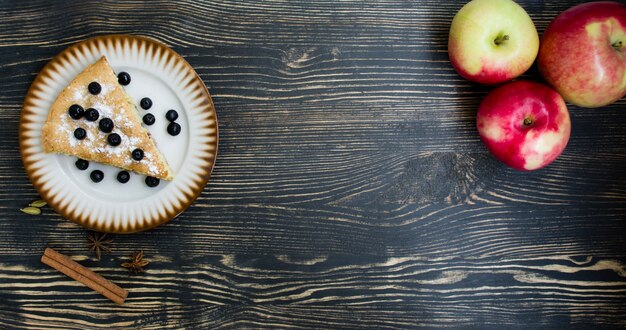 Foto selbst gemachter organischer apfelkuchen-nachtisch