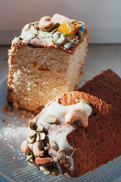 Selbst gemachter Ostern-Kuchen verziert mit Zuckerglasur, Nüssen, kandierten Früchten