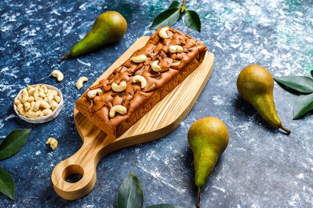 Selbst gemachter rustikaler Schokoladenkuchen mit Birnen- und Cashewnüssen, Draufsicht