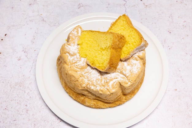 Selbst gemachter savoie-kuchen auf einer hübschen weißen porzellanschale