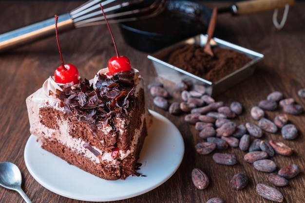 Selbst gemachter Schokoladenkuchen auf dem Tisch