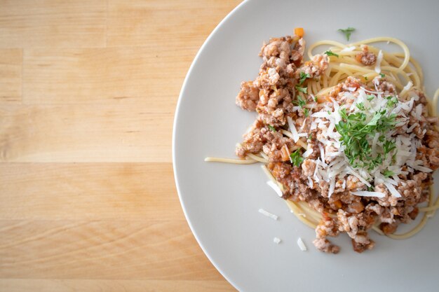 Selbst gemachter Spaghetti gedient auf Holztisch.