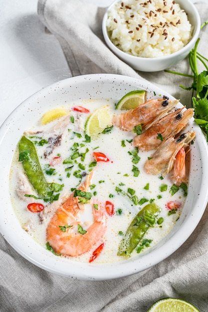 Selbst gemachter Tom Kha Gai. Kokosmilchsuppe in einer Schüssel. Thai Essen. Draufsicht