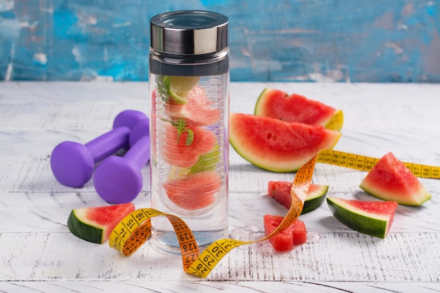 Selbst gemachter Wassermelonen-Detox goss Wasser hinein