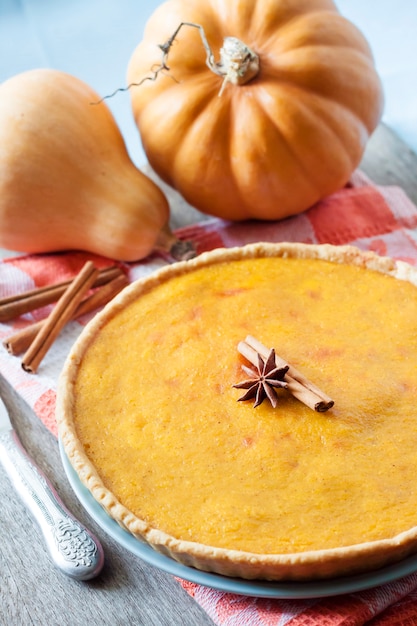 Selbst gemachter würziger Kürbiskuchen mit Zimt