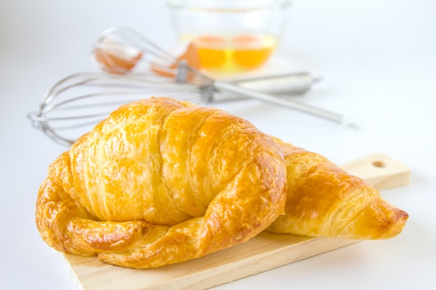 Selbst gemachtes Brot oder Brötchen auf weißem Hintergrund, Hörnchenhauch, Frühstückslebensmittel