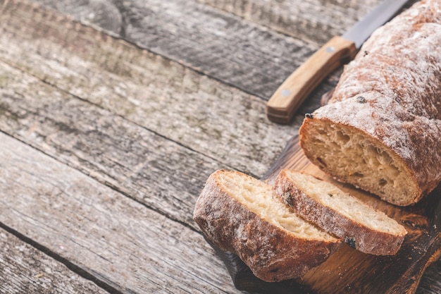 Selbst gemachtes Ciabatta-Brot auf hölzernem Brett.