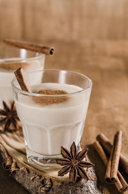 Foto selbst gemachtes eierpunsch-cocktail für weihnachtsabend.