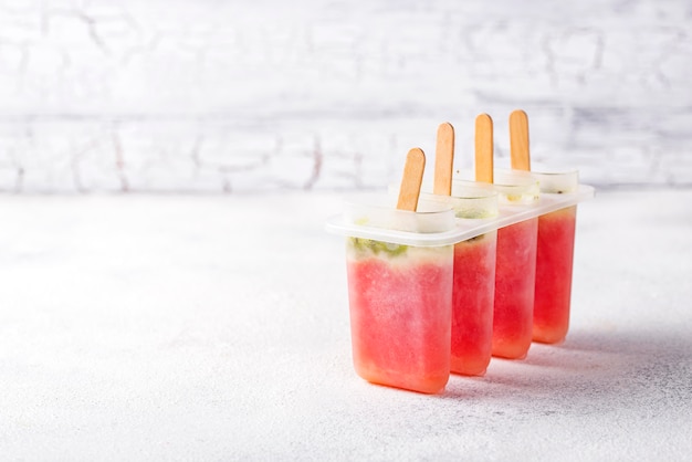 Selbst gemachtes Eis am Stiel in Form der Wassermelone