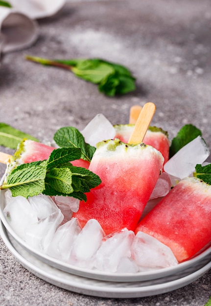 Selbst gemachtes Eis am Stiel in Form der Wassermelone