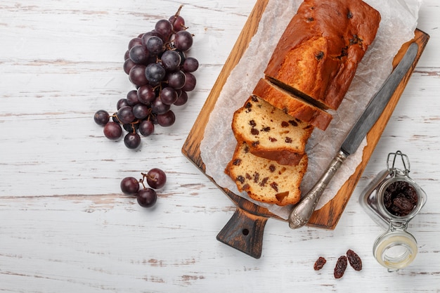 Selbst gemachtes frisch gebackenes Kuchenlaib mit Rosinen. Pfund Kuchen